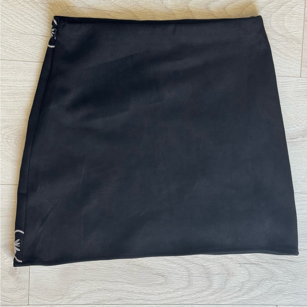 Francesca’s, miami Floral Embroidered Black Suede Skirt Size S - Picture 6 of 14